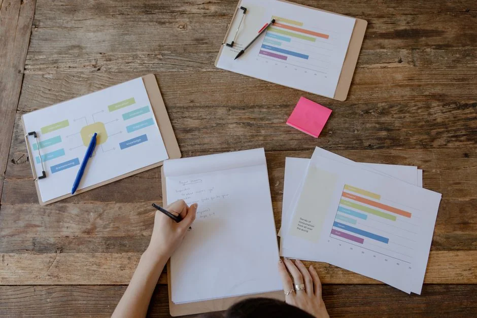 Vue rapprochée du texte Marketing Strategy écrit à la main, accompagné d’une flèche, sur fond blanc.